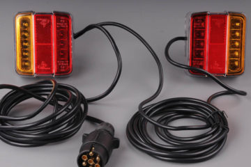 Magnet-LED-Leuchten-auf-Anhänger-hinter-Quad
