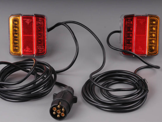 Magnet-LED-Leuchten-auf-Anhänger-hinter-Quad
