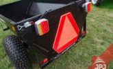 Anhänger-hinter-vier-Rad-mit-Beleuchtung-